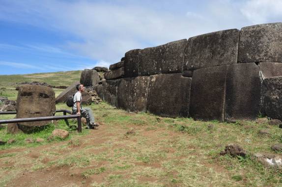 Ruínas de traços incas em Rapa Nui (ou Ilha de Páscoa), ilha chilena no meio do Oceano Pacífico. Terá havido algum contato?